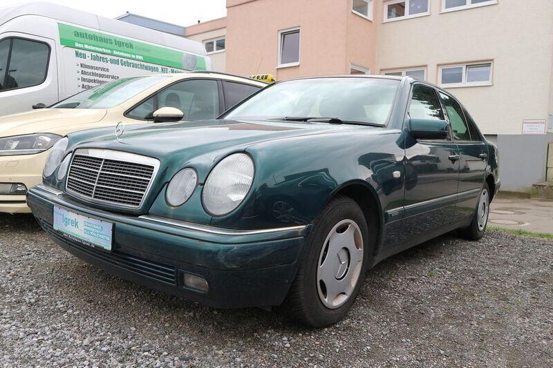 Grün Gebraucht 1997 Mercedes E200 Elegance Limousine | 3.990 € (Superpreis) - Bild 1/4