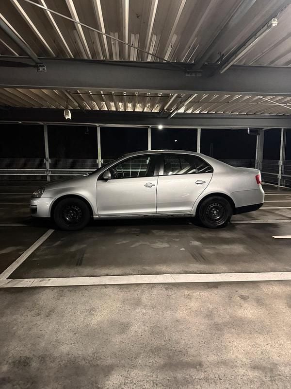 Gebraucht VW Jetta Edition 105 PS (77 kW) 2010 Silber Limousine