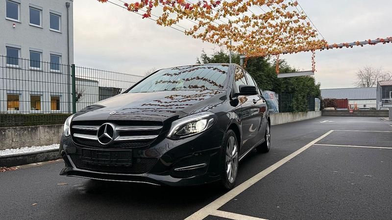 Schwarz Gebraucht 2018 Mercedes B180 Edition Van / Kleinbus | 12.290 € (Guter Preis) - Bild 1/4