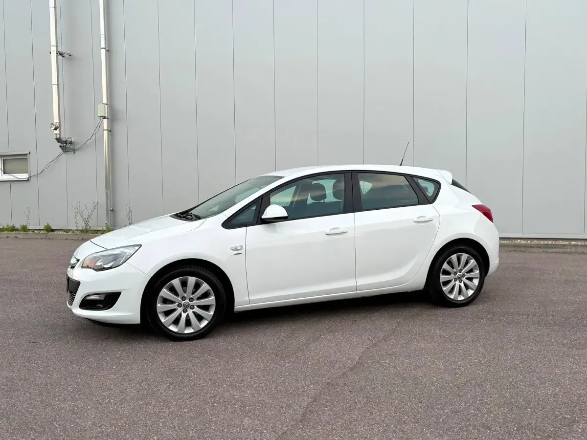 Gebraucht Opel Astra Active 101 PS (74 kW) 2013 Weiß Kleinwagen