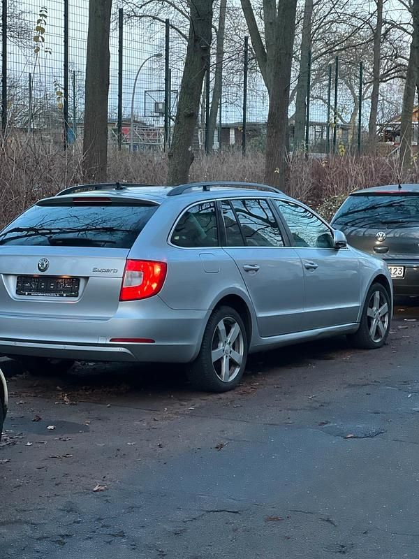 Silber Gebraucht 2013 Skoda Superb Kombi | 5.299 € (Superpreis) - Bild 1/4