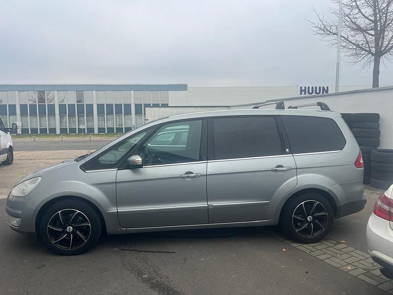Grau Gebraucht 2009 Ford C-MAX Van / Kleinbus | 3.900 € - Bild 1/4
