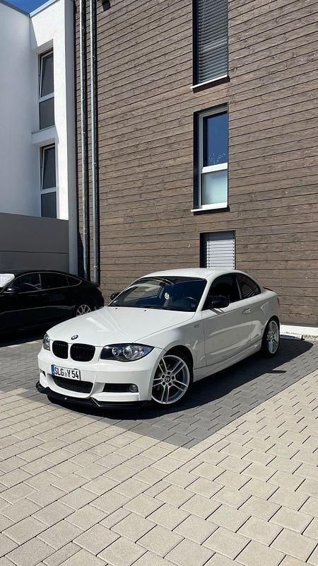 Weiß Gebraucht 2011 BMW 118 Coupé M Sport Coupé | 9.490 € (Etwas zu teuer) - Bild 1/4