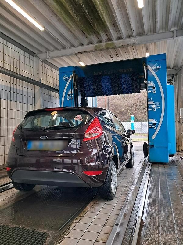 Gebraucht Ford Fiesta 82 PS (60 kW) 2009 Rot Kleinwagen