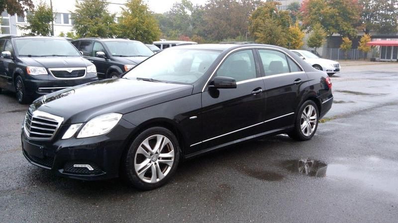 Schwarz Gebraucht 2009 Mercedes E250 Avantgarde Limousine | 13.090 € (Fairer Preis) - Bild 1/4