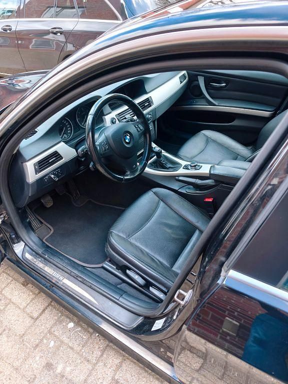 Second-hand BMW 330 245 CP (180 kW) 2011 Negru Break