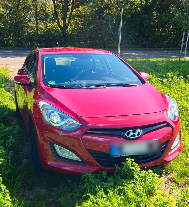 Rot Gebraucht 2015 Hyundai i30 Kleinwagen | 9.400 € - Bild 1/4