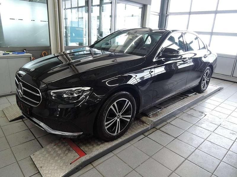 Gebraucht Mercedes E220 Avantgarde 200 PS (147 kW) 2022 Metalliclack obsidianschwarz Limousine