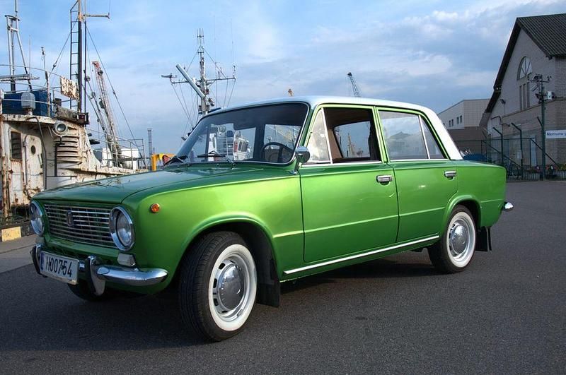 Grün Gebraucht 1973 Lada 2110 Limousine | 9.500 € - Bild 1/4