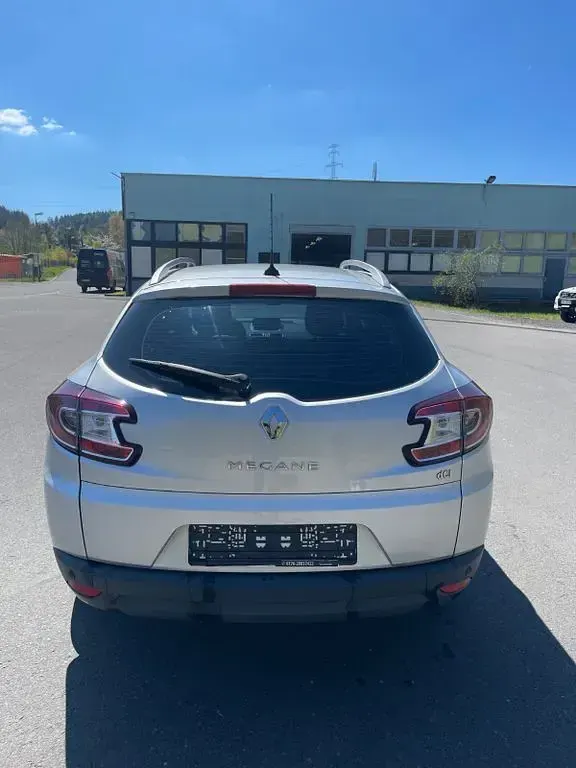 Używany Renault Mégane Dynamique 106 KM (77 kW) 2011 Srebrny Sedan/Limuzyna