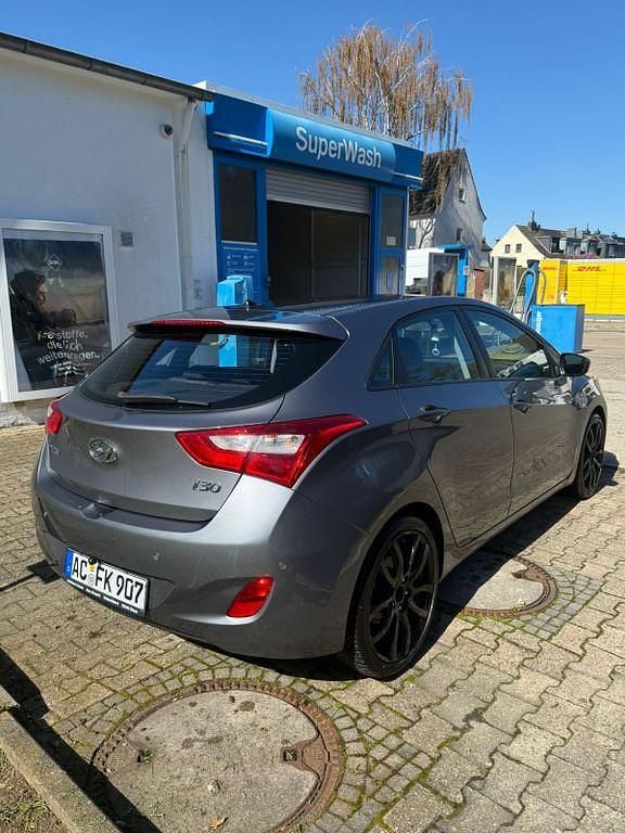 Gebraucht Hyundai i30 Style 99 PS (72 kW) 2012 Grau Limousine