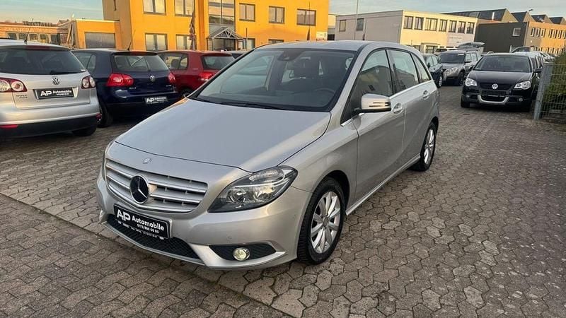 Gebraucht Mercedes B200 156 PS (114 kW) 2014 Silber Van / Kleinbus