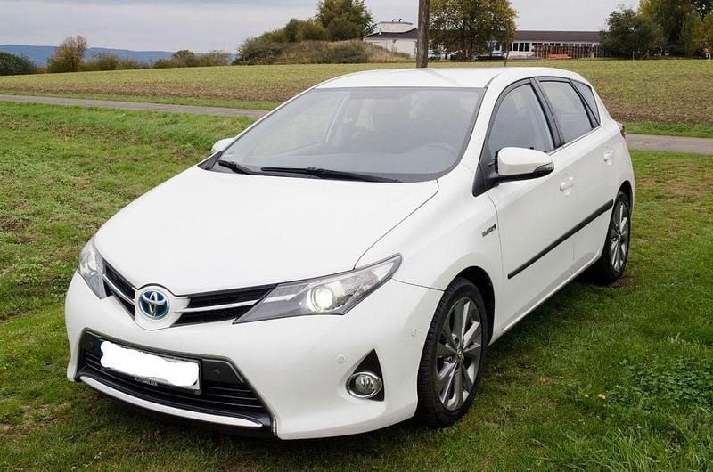 Weiß Gebraucht 2014 Toyota Auris Comfort Limousine | 7.300 € (Superpreis) - Bild 1/4