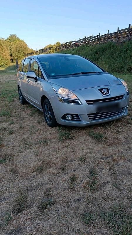 Grau Gebraucht 2013 Peugeot 5008 Van / Kleinbus | 5.990 € - Bild 1/4