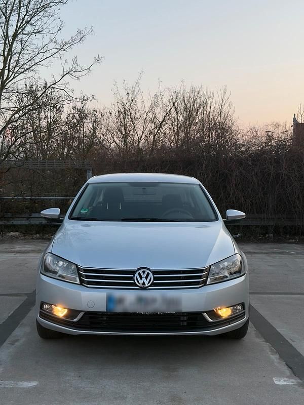 Gebraucht VW Passat Comfortline 122 PS (89 kW) 2011 Grau Limousine