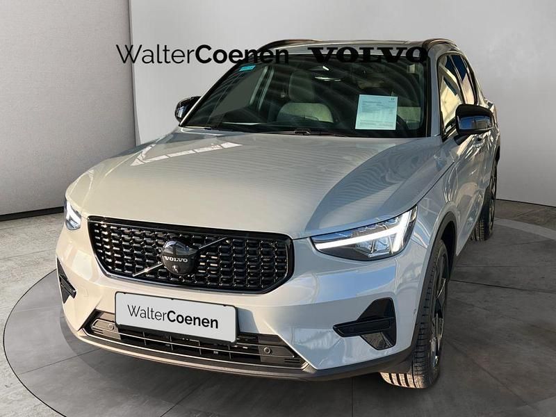 Neu Volvo XC40 Plus 163 PS (119 kW) 2026 Grau SUV