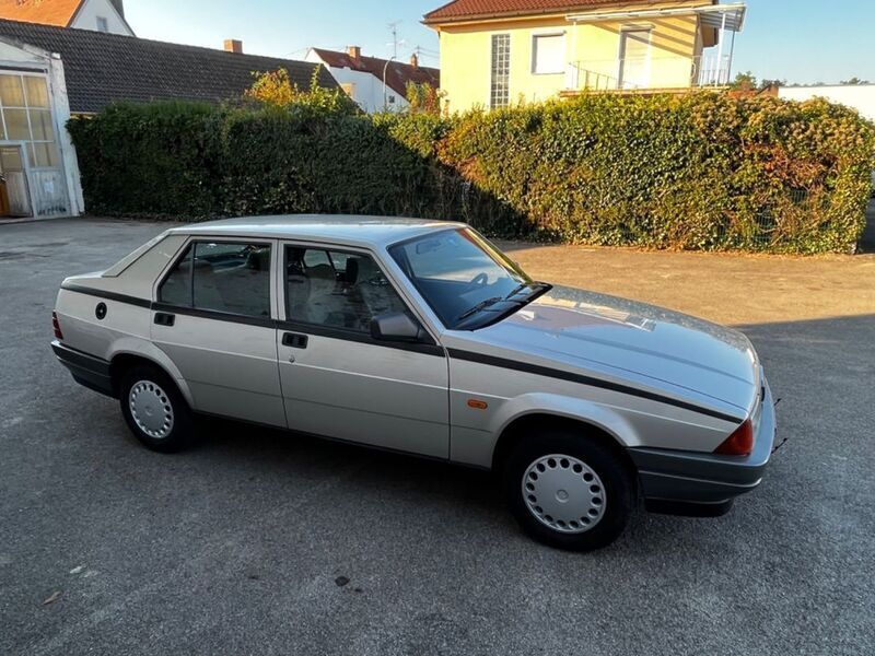 Gebraucht Alfa Romeo 75 110 PS (80 kW) 1989 Silber Limousine