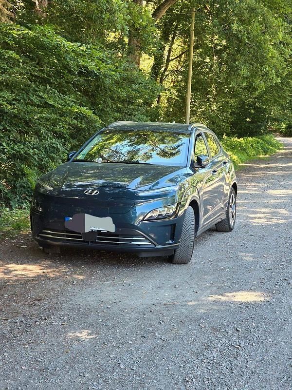 Blau Gebraucht 2022 Hyundai Kona SUV | 21.900 € (Teuer) - Bild 1/4