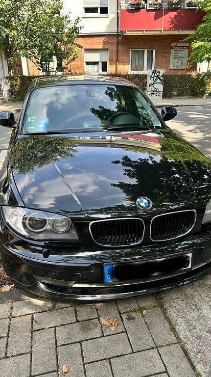 Schwarz Gebraucht 2011 BMW 118 Sport Line Kleinwagen | 6.900 € (Fairer Preis) - Bild 1/4