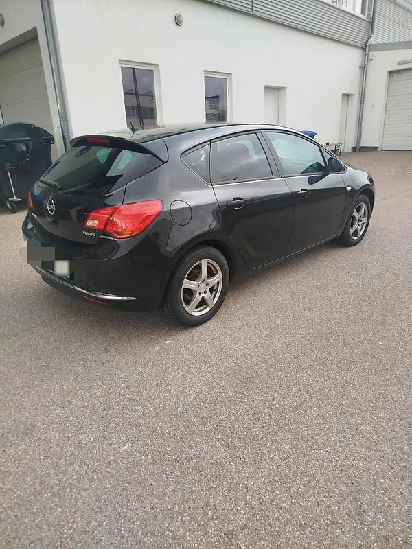 Usata Opel Astra 140 CV (102 kW) 2014 Nero Berlina