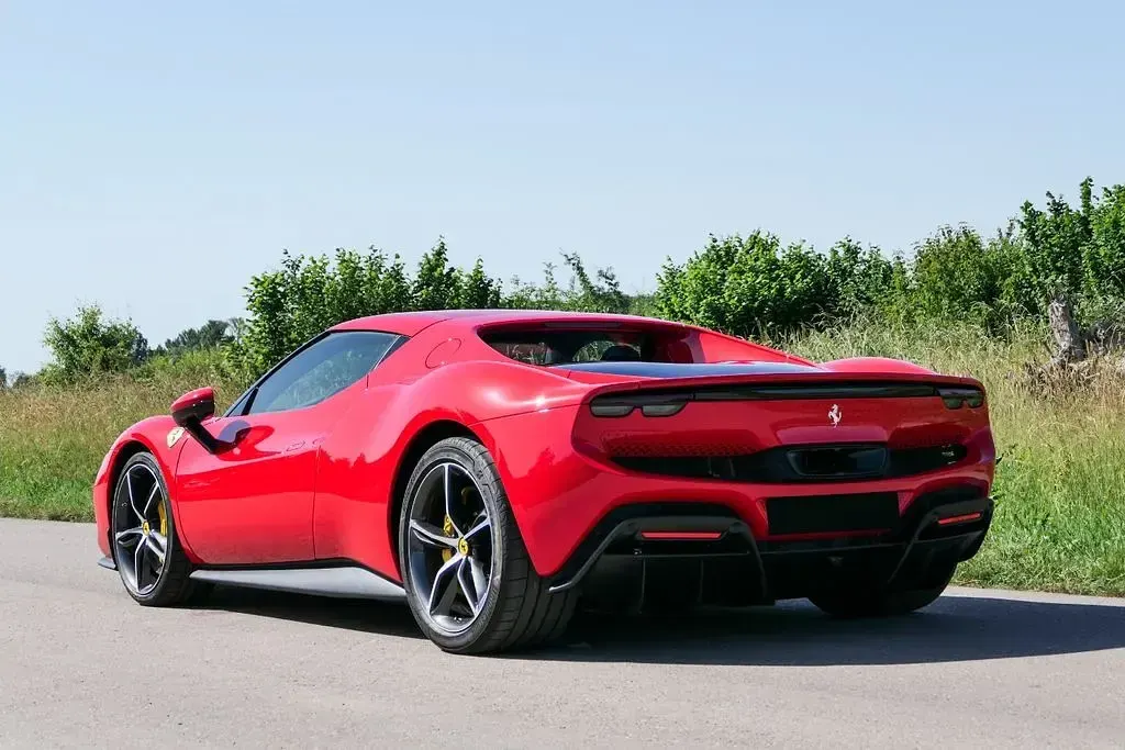 Gebraucht Ferrari 296 829 PS (609 kW) 2023 Rot Coupé