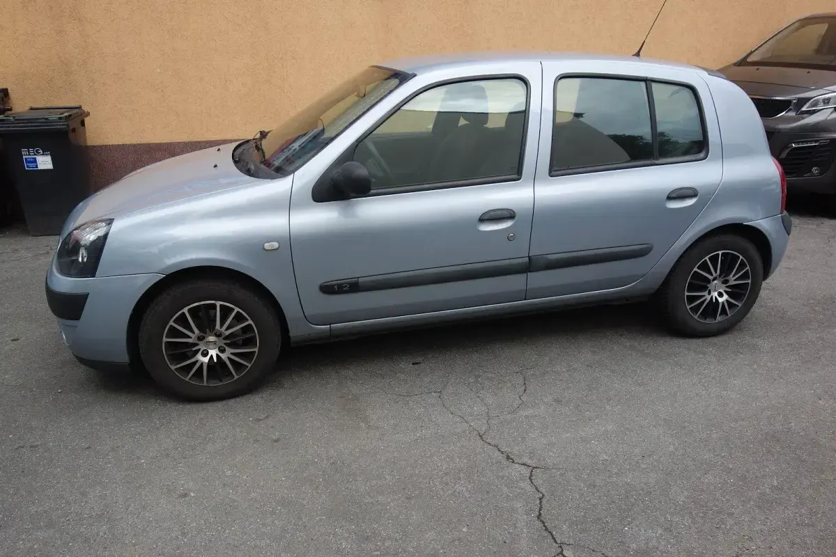 Gebraucht Renault Clio II 58 PS (42 kW) 2004 Grau Limousine