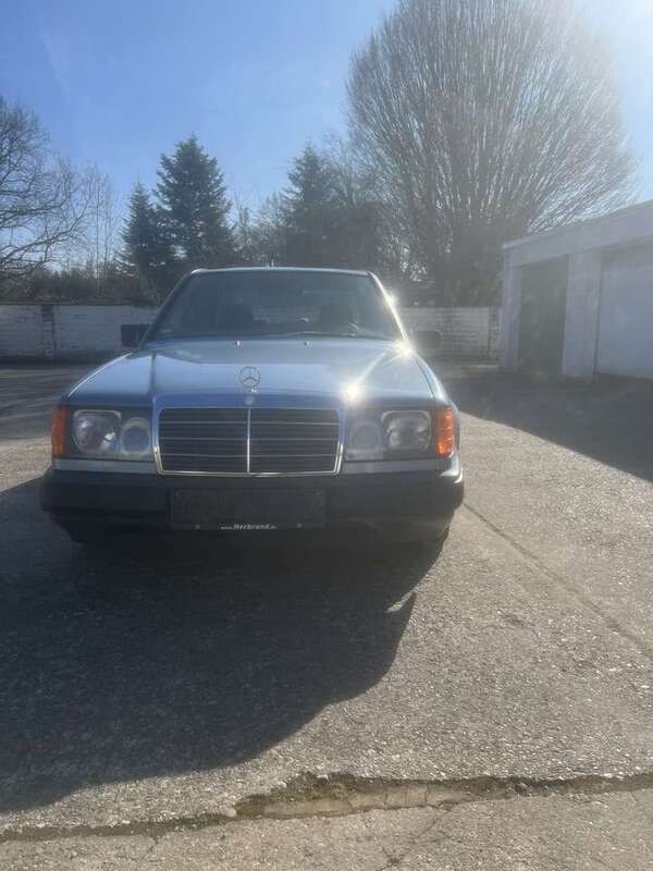 Blau Gebraucht 1989 Mercedes E200 Limousine | 2.900 € - Bild 1/4