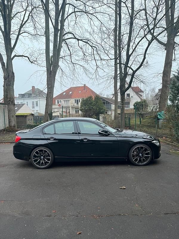 Schwarz Gebraucht 2012 BMW 335 Limousine | 17.000 € - Bild 1/4