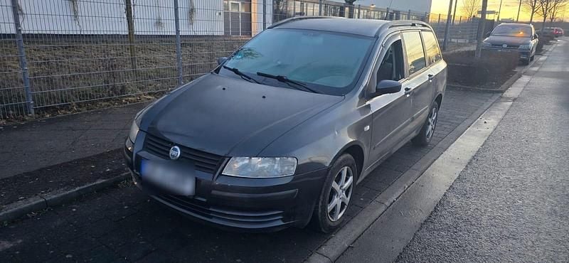 Grau Gebraucht 2005 Fiat Stilo Kombi | 900 € - Bild 1/4