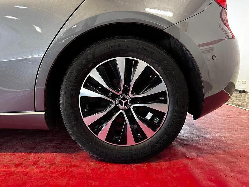 Gebraucht Mercedes A180 116 PS (85 kW) 2019 Grau Limousine