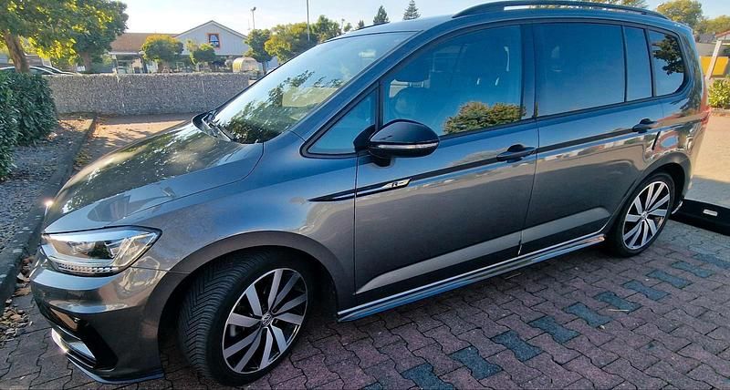 Grau Gebraucht 2019 VW Touran Highline Van / Kleinbus | 25.900 € (Fairer Preis) - Bild 1/4