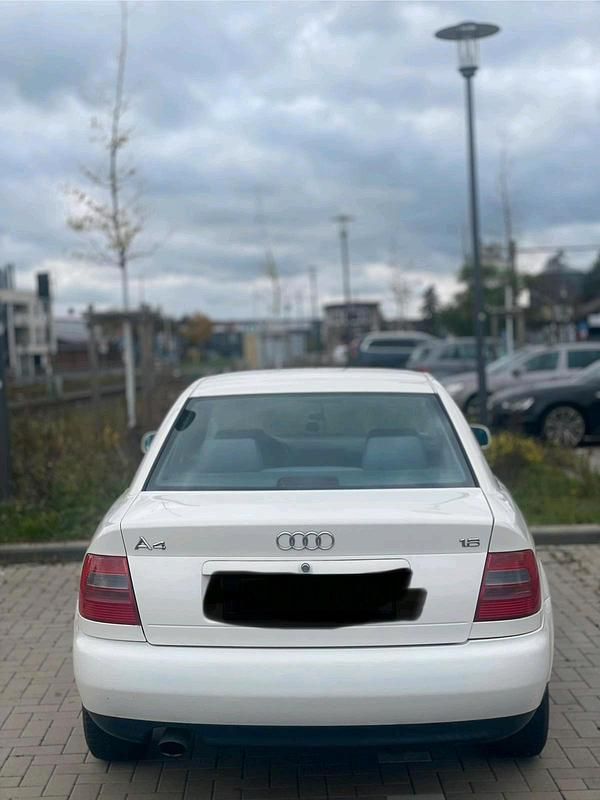 Weiß Gebraucht 1996 Audi A4 Limousine | 2.950 € - Bild 1/4