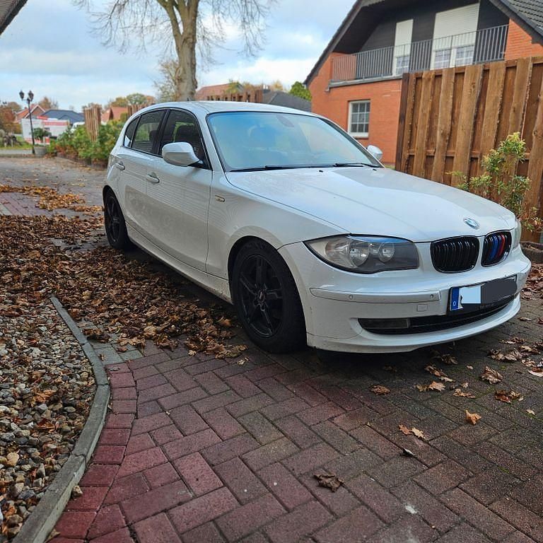 Weiß Gebraucht 2011 BMW 116 Sport Line Kleinwagen | 3.900 € (Guter Preis) - Bild 1/4