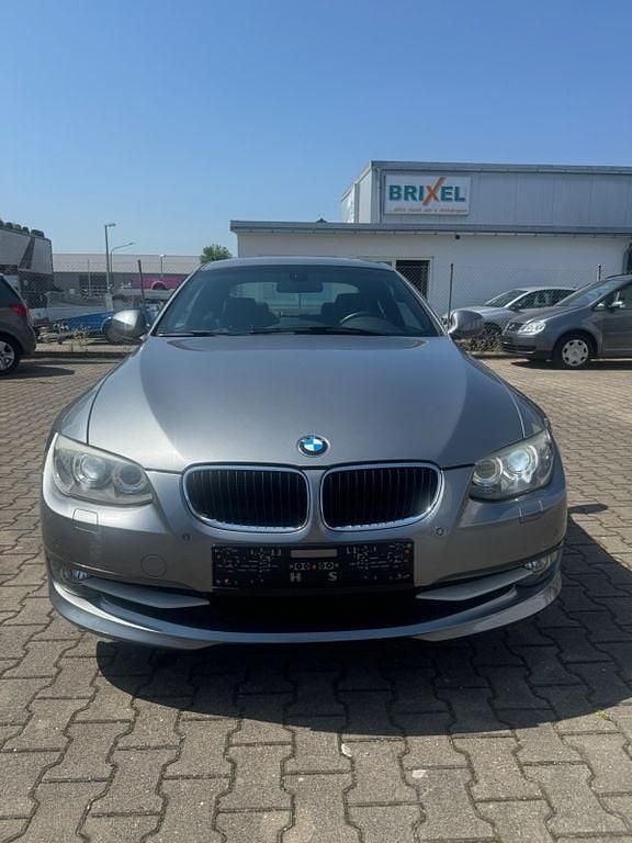 Grau Gebraucht 2010 BMW 320 Sport Line Coupé | 8.450 € (Fairer Preis) - Bild 1/4