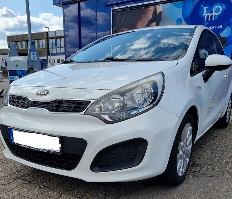 Weiß Gebraucht 2013 Kia Rio Attract Limousine | 4.300 € (Guter Preis) - Bild 1/4