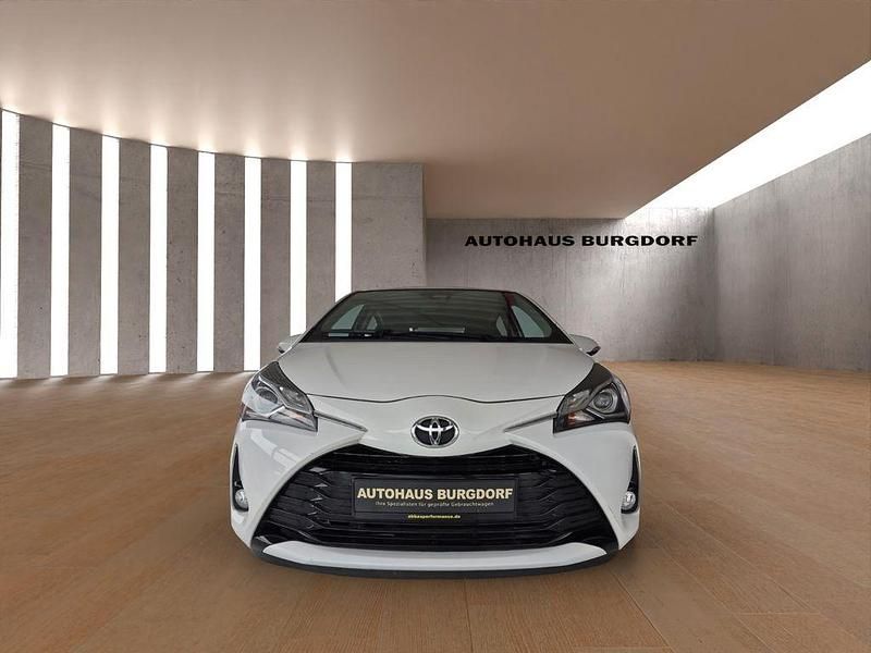 Gebraucht Toyota Yaris Comfort 111 PS (81 kW) 2017 Weiß Limousine