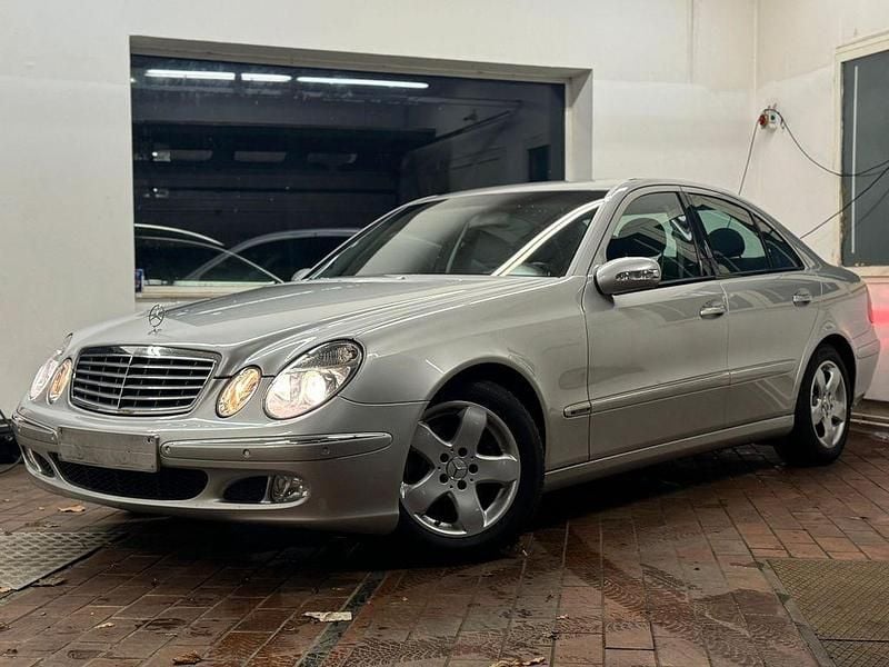 Silber Gebraucht 2003 Mercedes E220 Elegance Limousine | 6.990 € (Etwas zu teuer) - Bild 1/4