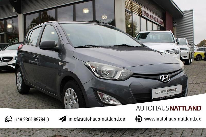 Star dust / met Gebraucht 2014 Hyundai i20 Classic Limousine | 10.950 € (Fairer Preis) - Bild 1/4