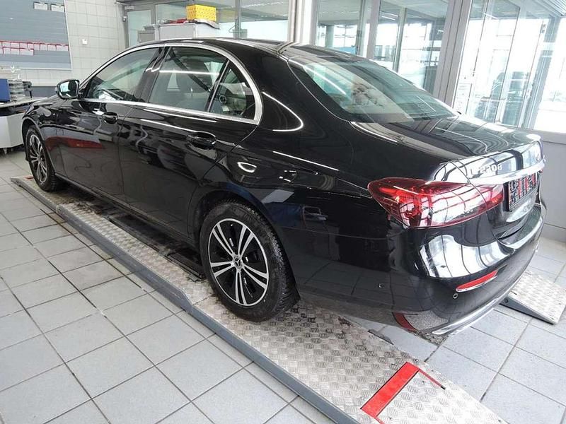 Gebraucht Mercedes E220 Avantgarde 200 PS (147 kW) 2022 Metalliclack obsidianschwarz Limousine