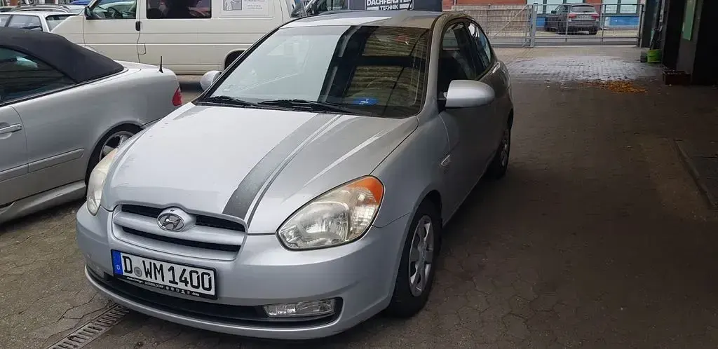 Gebraucht Hyundai Accent 97 PS (71 kW) 2007 Silber Limousine