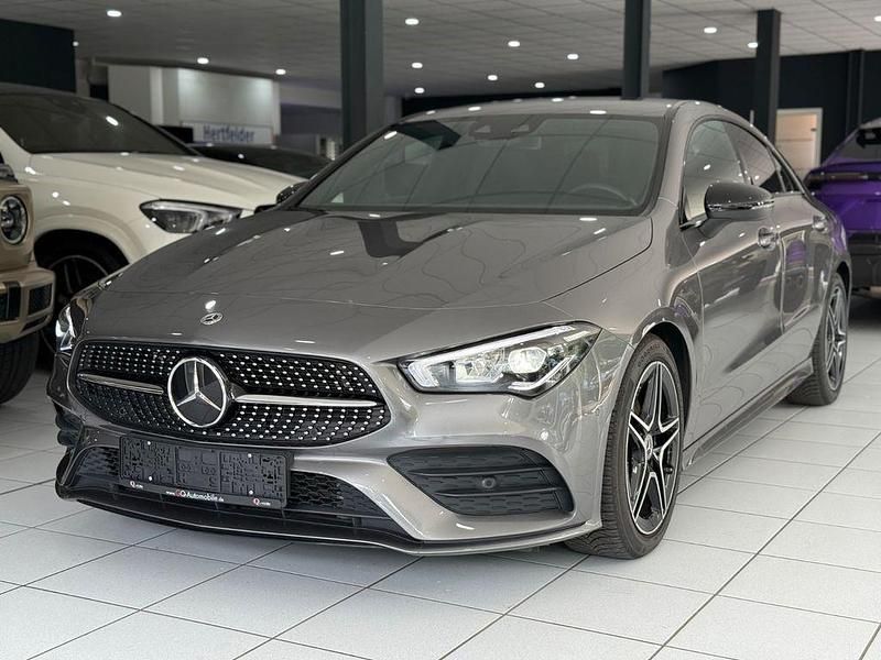 Grau Gebraucht 2023 Mercedes CLA200 AMG line Limousine | 33.990 € (Fairer Preis) - Bild 1/4