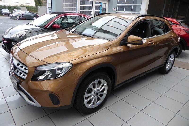 Gold Gebraucht 2017 Mercedes 200 Limousine | 21.200 € (Fairer Preis) - Bild 1/4