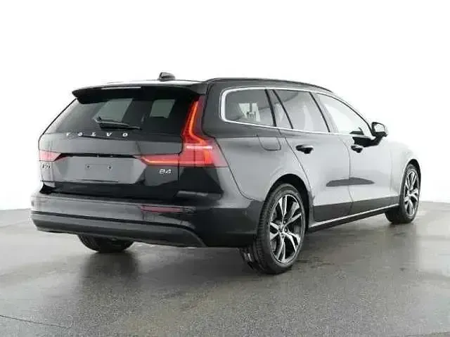 Gebraucht Volvo V60 Core 197 PS (144 kW) 2025 Onyx black Kombi