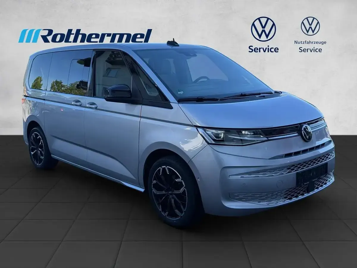 Gebraucht VW Multivan Life 150 PS (110 kW) 2023 Reflexsilber Van / Kleinbus