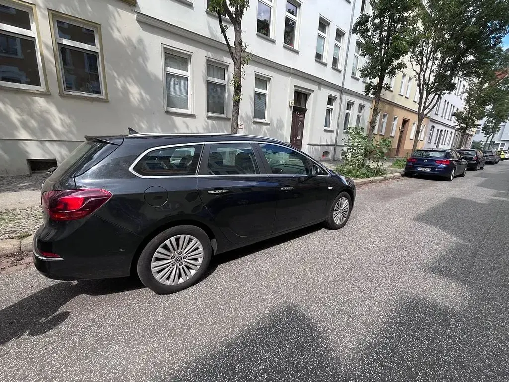 Gebraucht Opel Astra Edition 165 PS (121 kW) 2012 Schwarz Kombi