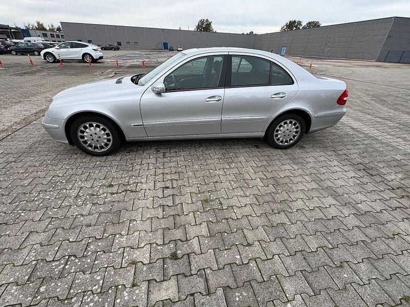 Grau Gebraucht 2006 Mercedes 220 Limousine | 2.300 € (Superpreis) - Bild 1/4