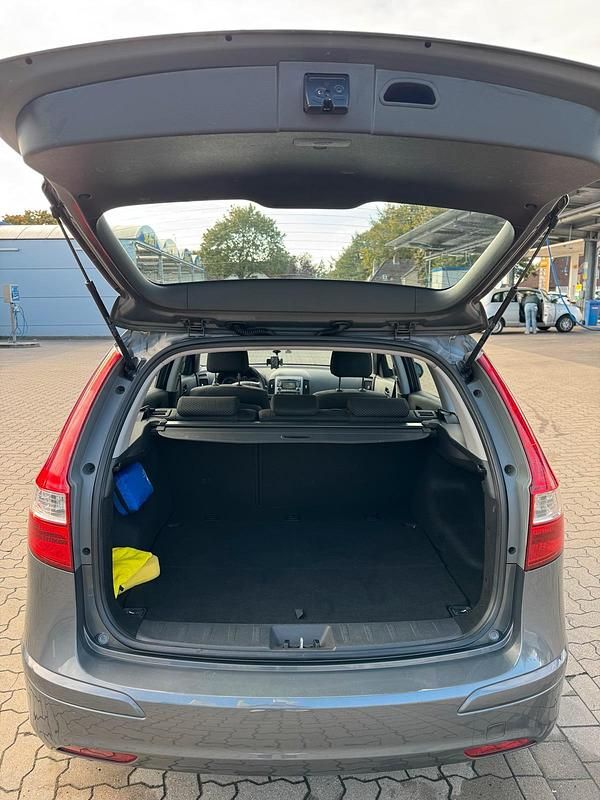 Gebraucht Hyundai i30 116 PS (85 kW) 2010 Grau Kombi