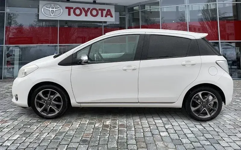 Gebraucht Toyota Yaris Trend 99 PS (72 kW) 2013 Weiss Kleinwagen