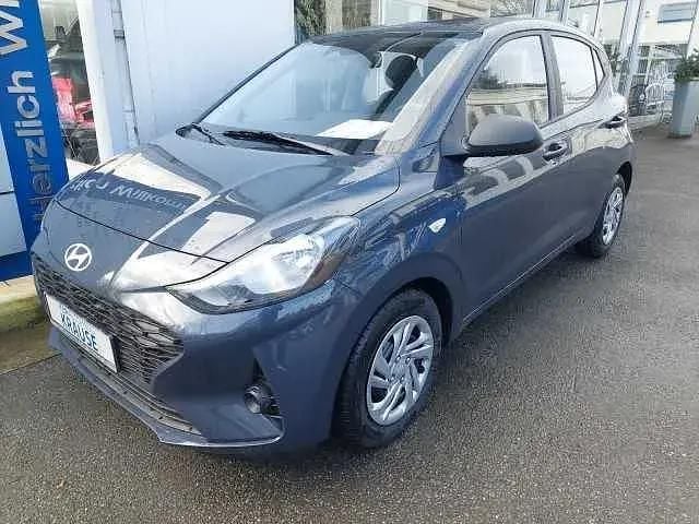 Grau Neu 2025 Hyundai i10 Comfort Kleinwagen | 15.985 € (Fairer Preis) - Bild 1/4