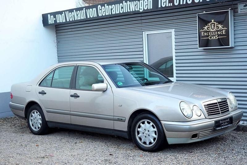 Beige Gebraucht 1997 Mercedes E220 Classic Limousine | 4.500 € (Superpreis) - Bild 1/4